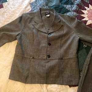 Women’s 2 piece skirt suit